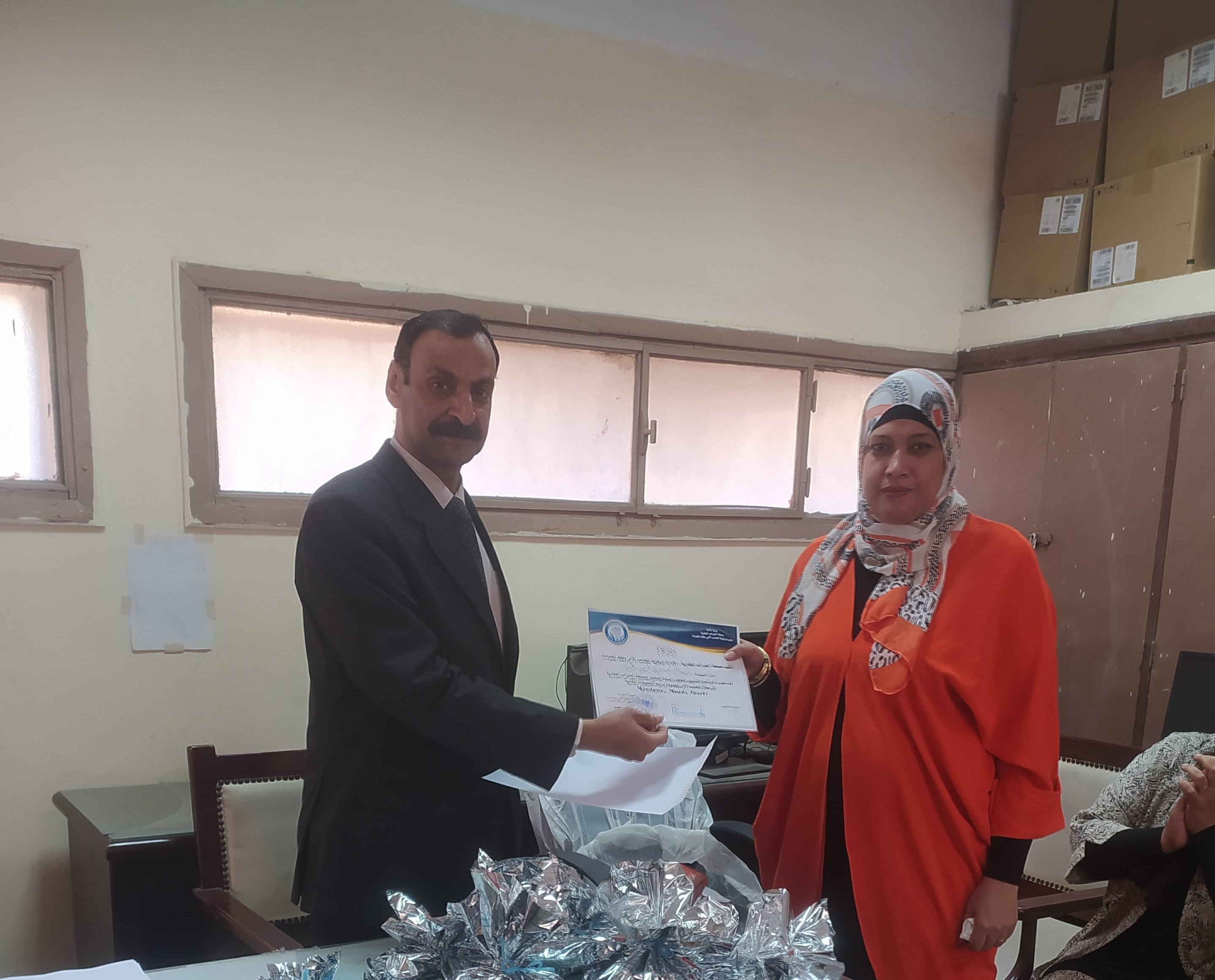 عقد دورات تدريبية فى مجال الحاسب الآلى  لمجموعة برامج التطبيقات المكتبية  ( Windows  , Word  , Excel  ) للسادة العاملين بالإدارة المركزية للحاسب الآلي  و معهد المحصلين والصيارف بالجهود الذاتية 