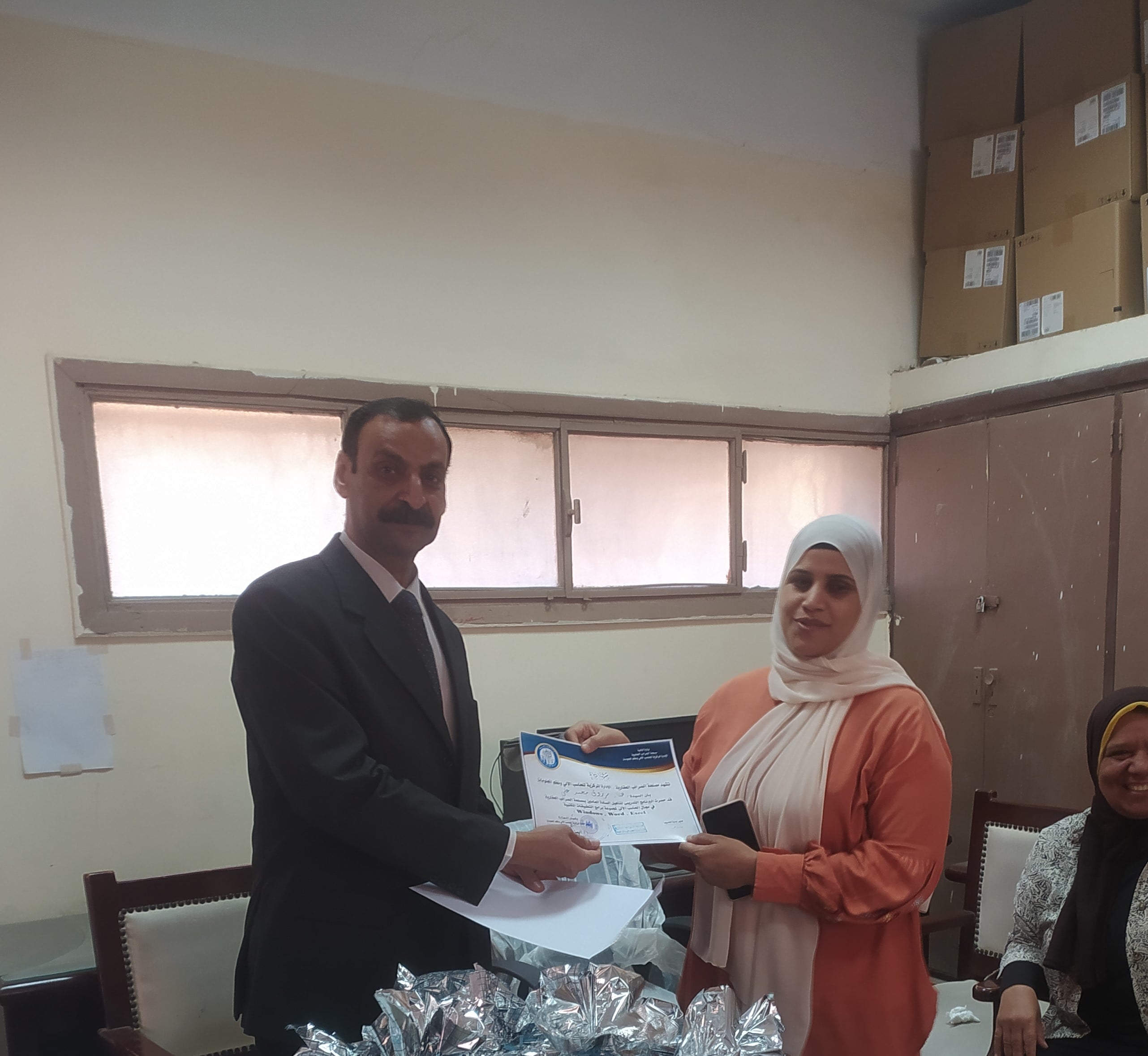 عقد دورات تدريبية فى مجال الحاسب الآلى  لمجموعة برامج التطبيقات المكتبية  ( Windows  , Word  , Excel  ) للسادة العاملين بالإدارة المركزية للحاسب الآلي  و معهد المحصلين والصيارف بالجهود الذاتية 