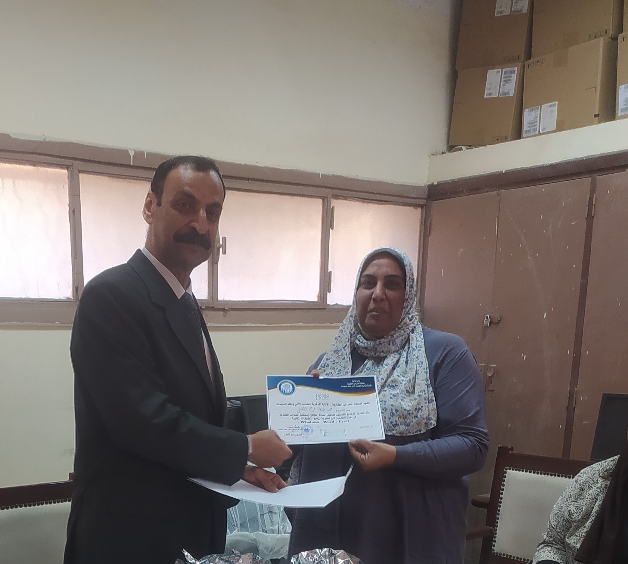 عقد دورات تدريبية فى مجال الحاسب الآلى  لمجموعة برامج التطبيقات المكتبية  ( Windows  , Word  , Excel  ) للسادة العاملين بالإدارة المركزية للحاسب الآلي  و معهد المحصلين والصيارف بالجهود الذاتية 