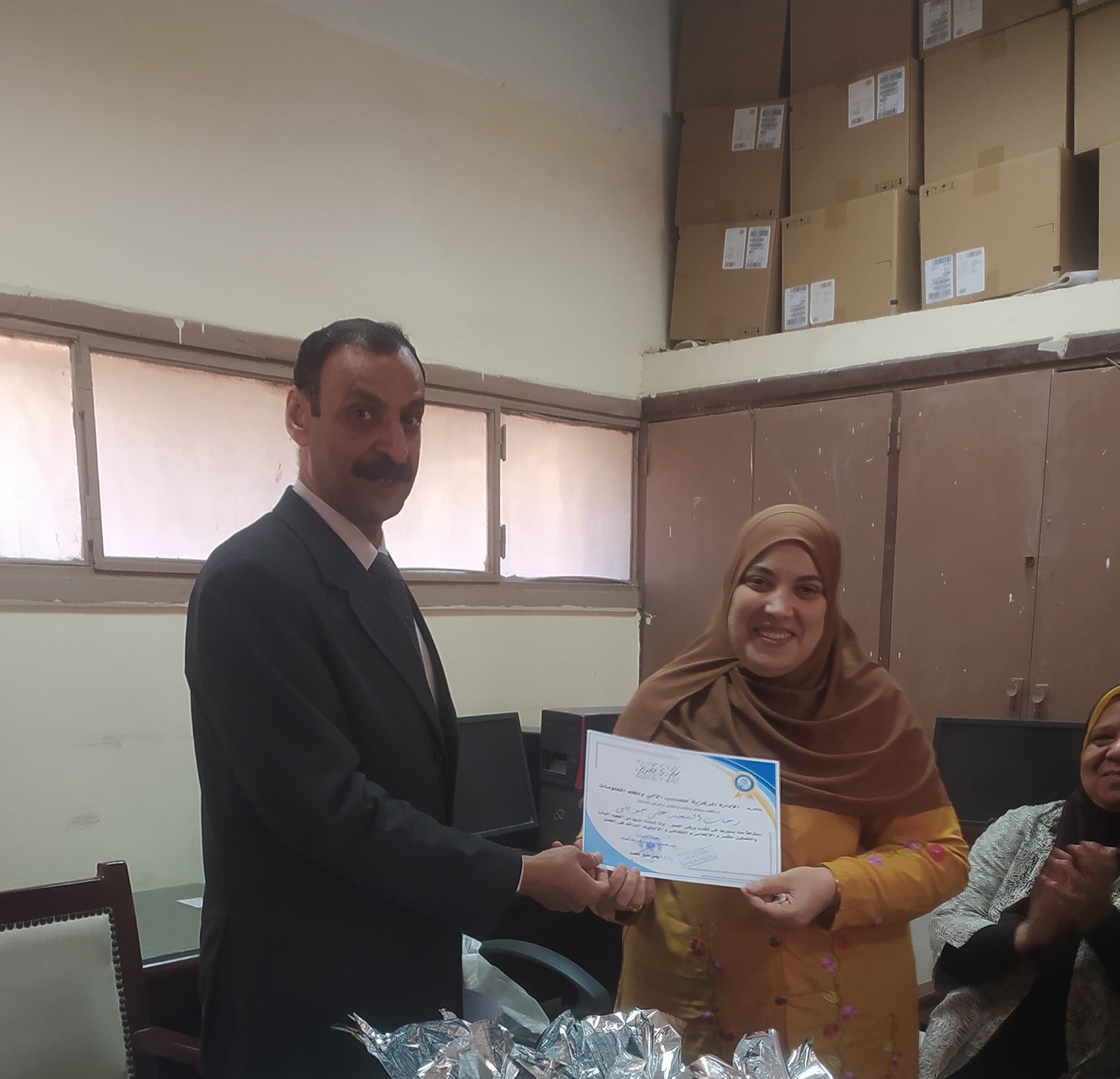 عقد دورات تدريبية فى مجال الحاسب الآلى  لمجموعة برامج التطبيقات المكتبية  ( Windows  , Word  , Excel  ) للسادة العاملين بالإدارة المركزية للحاسب الآلي  و معهد المحصلين والصيارف بالجهود الذاتية 