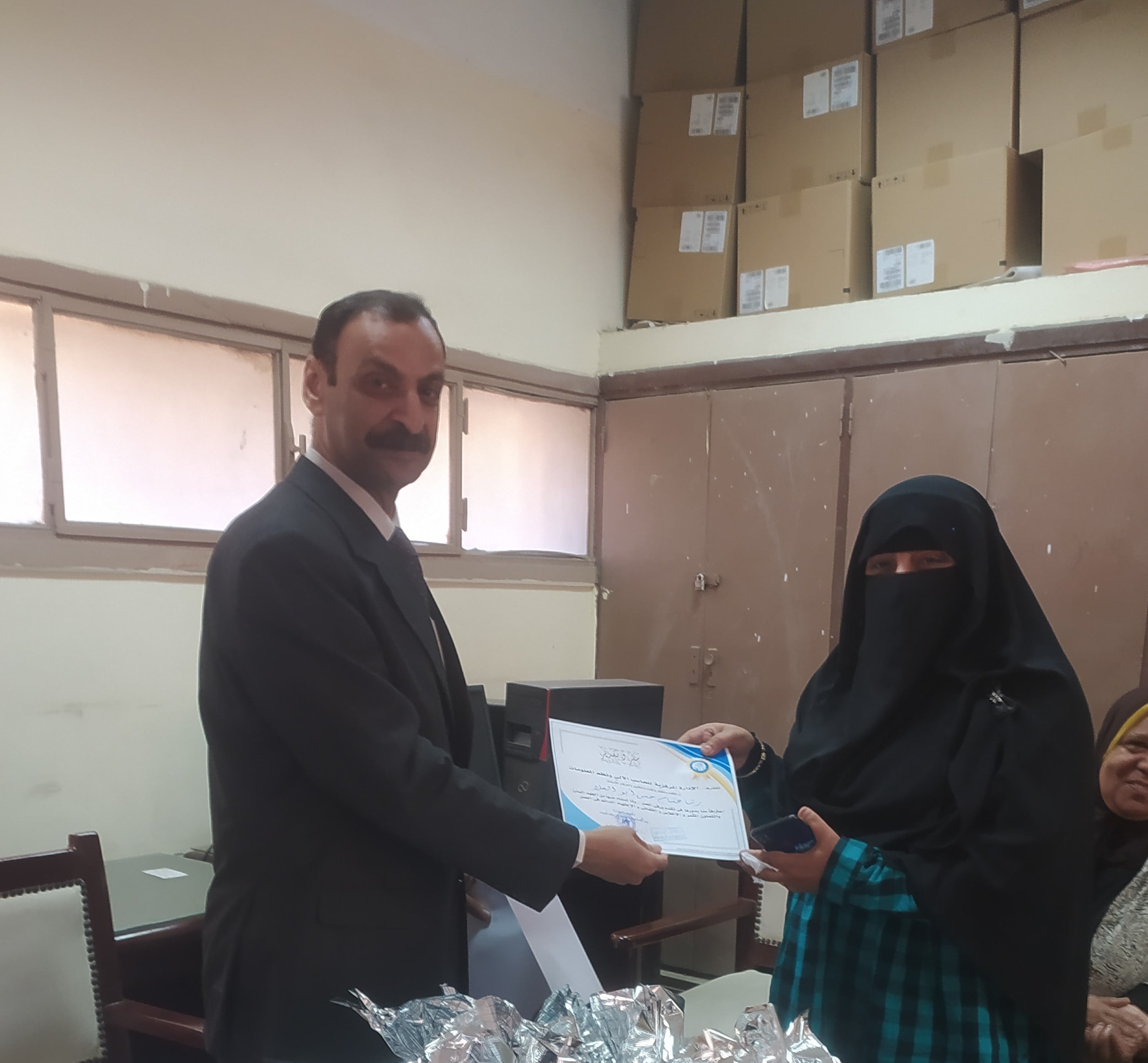 عقد دورات تدريبية فى مجال الحاسب الآلى  لمجموعة برامج التطبيقات المكتبية  ( Windows  , Word  , Excel  ) للسادة العاملين بالإدارة المركزية للحاسب الآلي  و معهد المحصلين والصيارف بالجهود الذاتية 