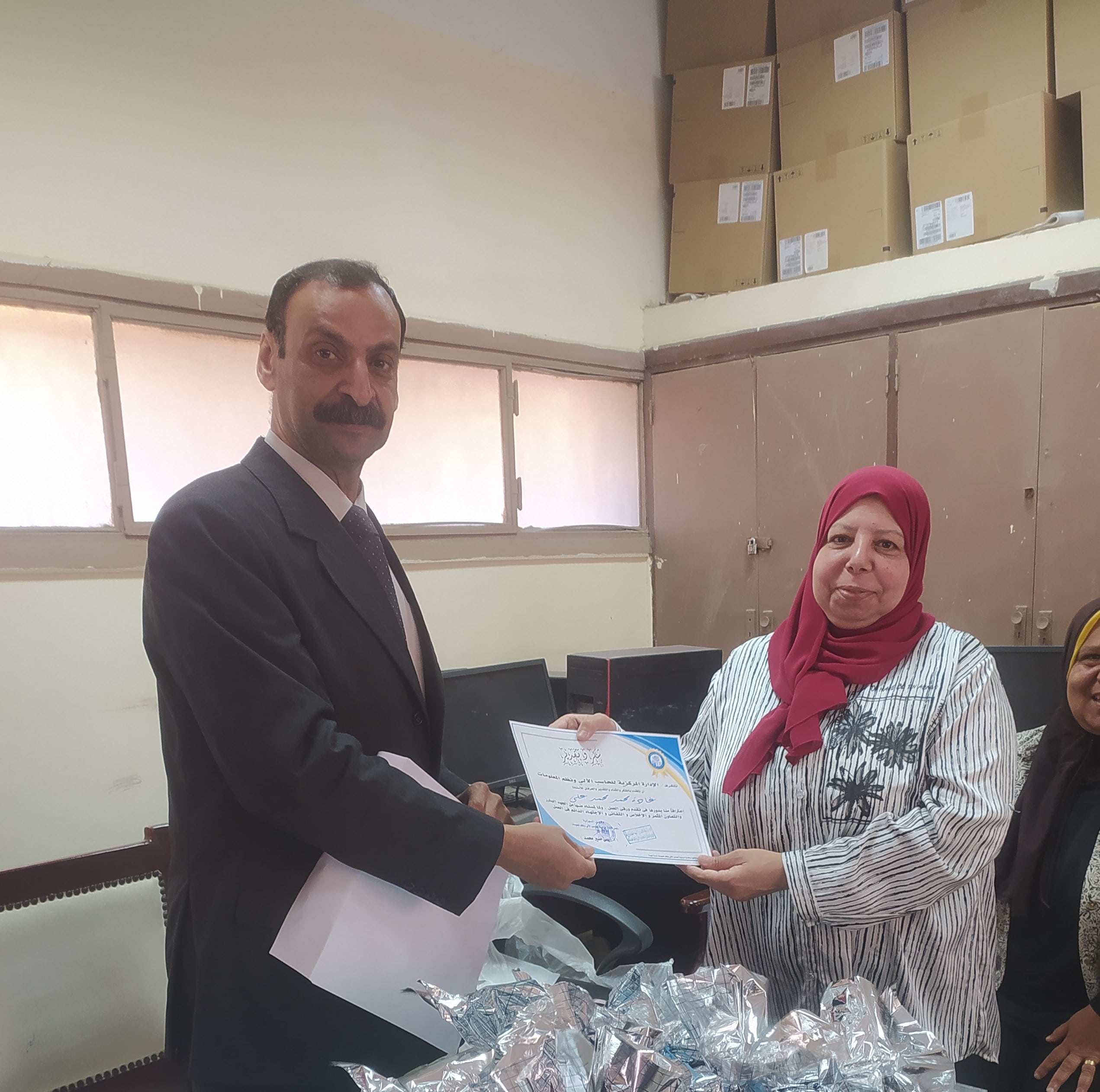 عقد دورات تدريبية فى مجال الحاسب الآلى  لمجموعة برامج التطبيقات المكتبية  ( Windows  , Word  , Excel  ) للسادة العاملين بالإدارة المركزية للحاسب الآلي  و معهد المحصلين والصيارف بالجهود الذاتية 