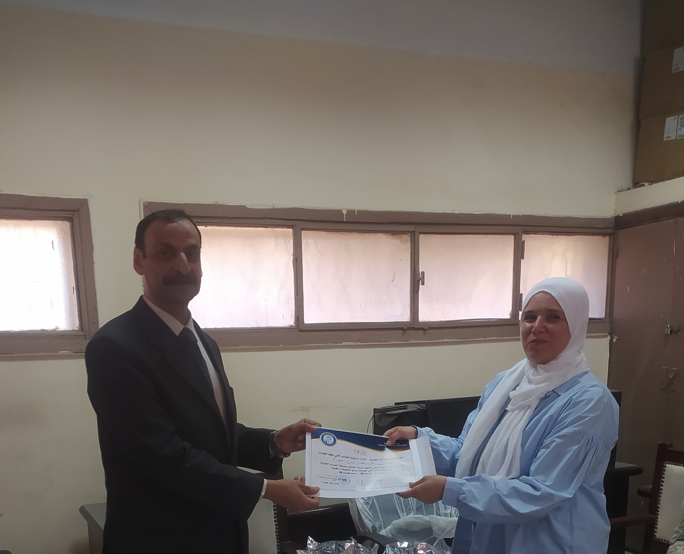 عقد دورات تدريبية فى مجال الحاسب الآلى  لمجموعة برامج التطبيقات المكتبية  ( Windows  , Word  , Excel  ) للسادة العاملين بالإدارة المركزية للحاسب الآلي  و معهد المحصلين والصيارف بالجهود الذاتية 