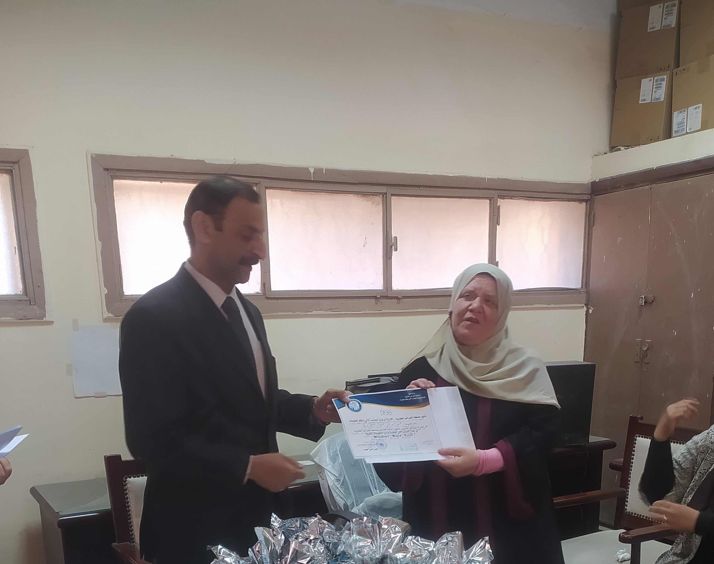 عقد دورات تدريبية فى مجال الحاسب الآلى  لمجموعة برامج التطبيقات المكتبية  ( Windows  , Word  , Excel  ) للسادة العاملين بالإدارة المركزية للحاسب الآلي  و معهد المحصلين والصيارف بالجهود الذاتية 