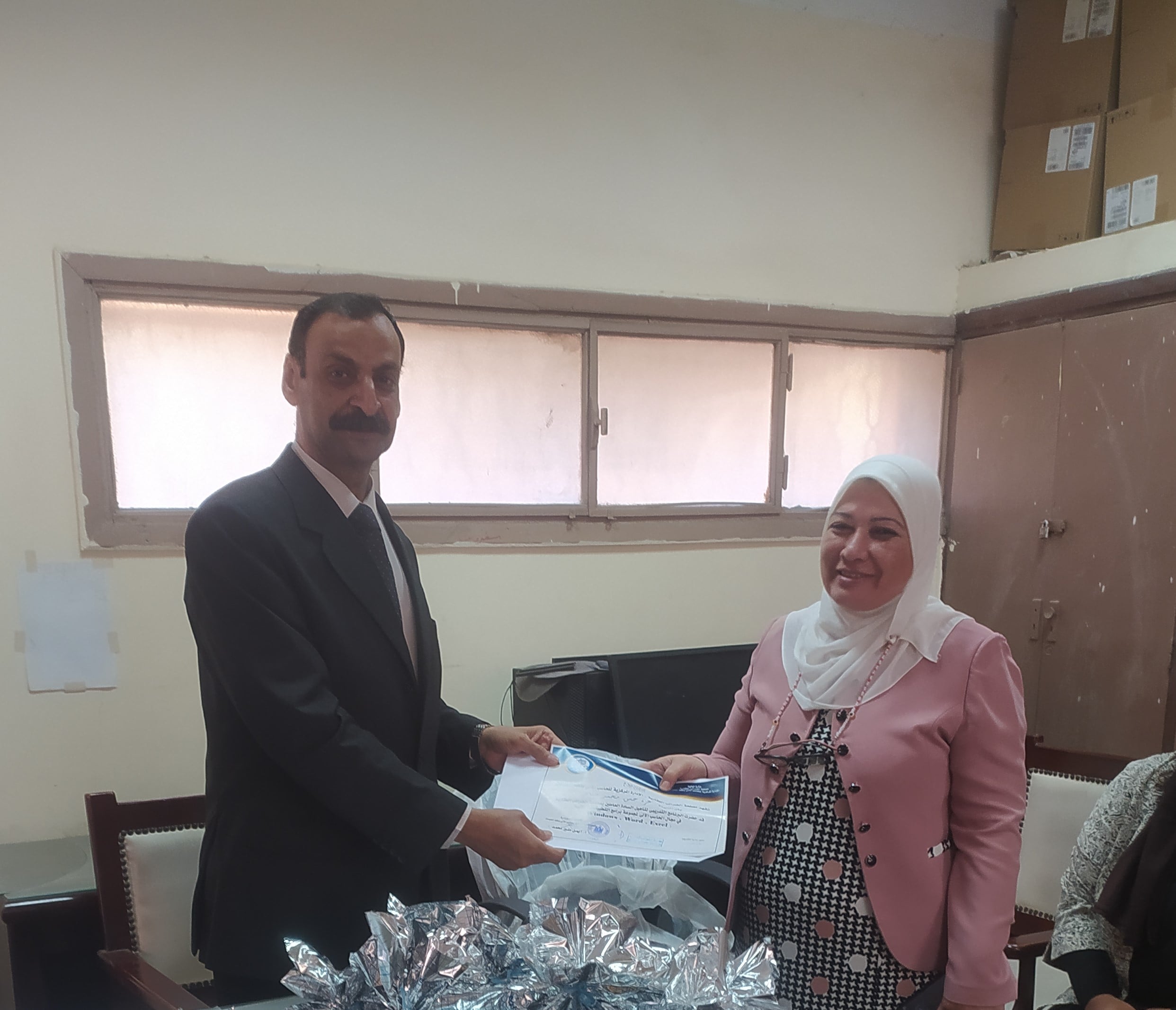 عقد دورات تدريبية فى مجال الحاسب الآلى  لمجموعة برامج التطبيقات المكتبية  ( Windows  , Word  , Excel  ) للسادة العاملين بالإدارة المركزية للحاسب الآلي  و معهد المحصلين والصيارف بالجهود الذاتية 