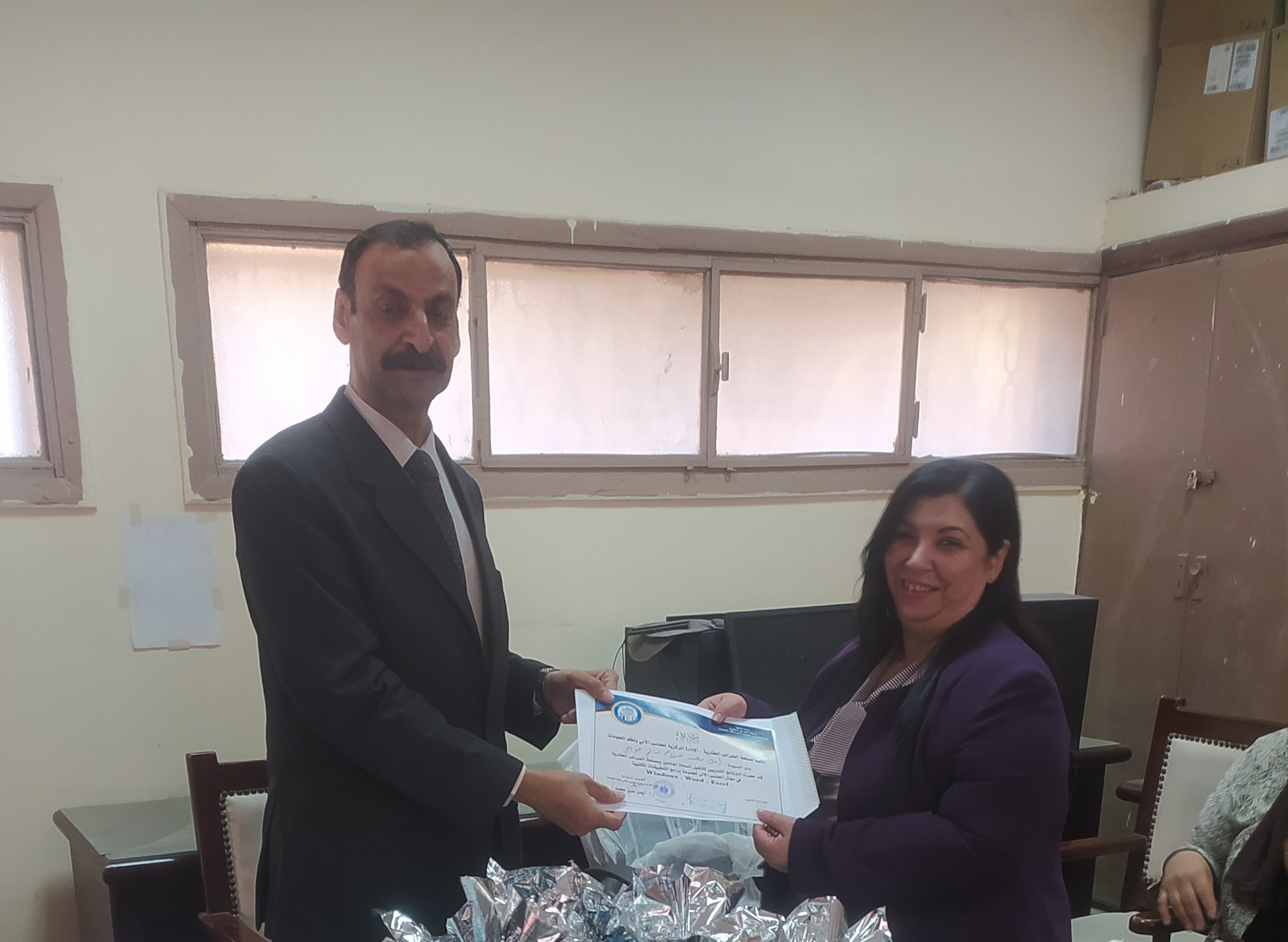 عقد دورات تدريبية فى مجال الحاسب الآلى  لمجموعة برامج التطبيقات المكتبية  ( Windows  , Word  , Excel  ) للسادة العاملين بالإدارة المركزية للحاسب الآلي  و معهد المحصلين والصيارف بالجهود الذاتية 